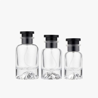 botol parfum bening di dasar gunung salju